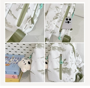 Vista detallada del bolso bandolera tie-dye con estampado de tinta verde y llavero de estrella
