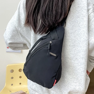 Bolso de pecho moderno de nailon negro para hombre y mujer con diseño deportivo ergonómico