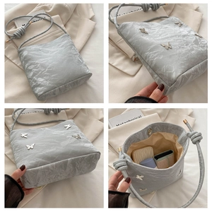 Détails du sac bandoulière à texture nuage avec papillon argenté et vue intérieure