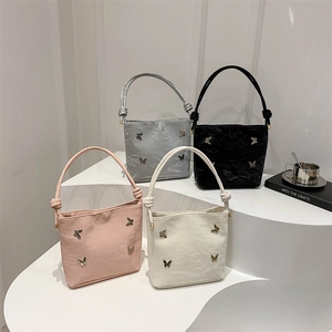 Sac à Épaule Plissé pour Femmes Décoration Papillon en Métal Grand Sac Cabas Décontracté Sac sous l'Aisselle pour Femmes