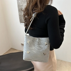 Sac à bandoulière chic gris clair avec papillons argentés et texture plissée
