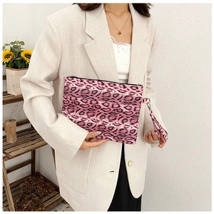 Bolso de mano rosa con estampado de leopardo y correa extraíble en entorno de moda