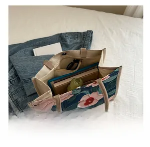 Vue intérieure du sac cabas en toile à fleurs montrant la grande capacité et la poche