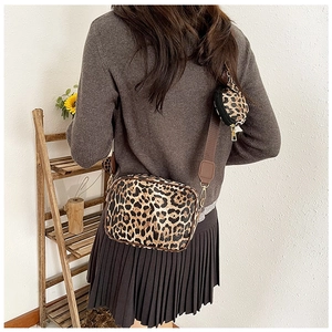 Détail du sac bandoulière léopard avec pochette ronde amovible et bandoulière large ajustable