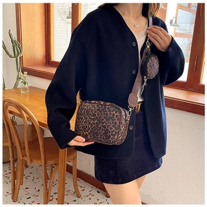 Ensemble sac bandoulière léopard comprenant une pochette carrée et un petit porte-monnaie