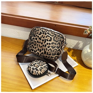Vue détaillée du sac bandoulière léopard avec large sangle et pochette ronde amovible