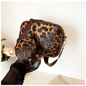 Détail du sac bandoulière léopard avec porte-monnaie rond et garnitures dorées chic