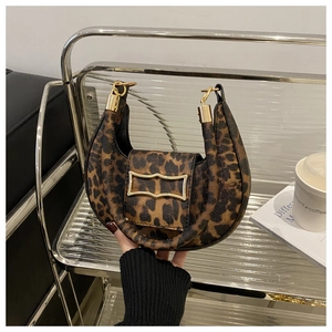 Dettaglio della borsa a mezzaluna leopardata con finiture dorate e fibbia in metallo