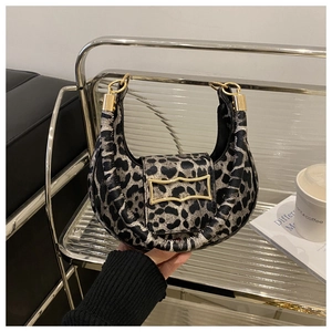 Dettaglio della borsa a mezzaluna con stampa leopardata e finiture in metallo dorato