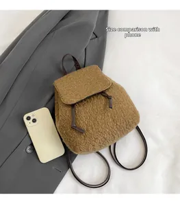 Comparaison de taille détaillée du sac à dos en laine marron avec un smartphone