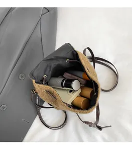 Vue de dessus de l'intérieur du sac seau en polaire marron montrant sa grande capacité