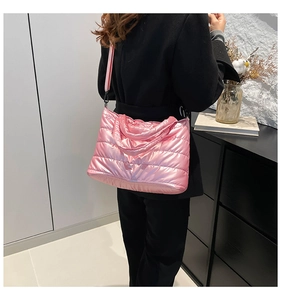 Détail du sac à épaule bouffant rose matelassé avec finition brillante et sangle