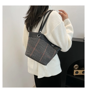 Vue détaillée du grand sac seau à carreaux avec garniture en cuir et boucles argentées