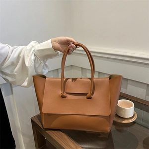 Borsa tote in pelle marrone con manici circolari e struttura a trapezio molto capiente