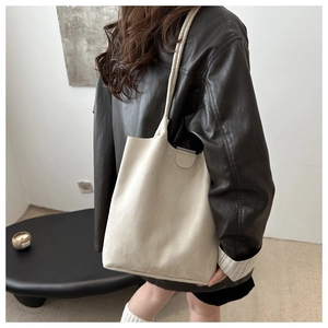 Dettaglio della borsa tote beige in finta pelle scamosciata con tracolla senza cuciture
