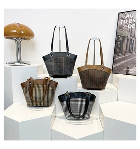 Gros plan détaillé de sacs cabas à carreaux pied-de-poule en diverses couleurs exposés