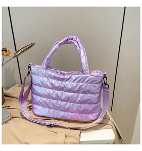 Détail du sac à bandoulière matelassé violet irisé avec finition métallique et poignée