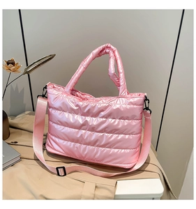 Détail d'un sac bouffant rose matelassé avec finition brillante et bandoulière réglable