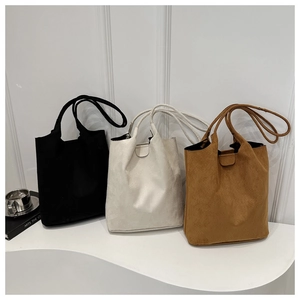 Détails de grands sacs cabas en daim en noir, beige et marron pour le style d'automne