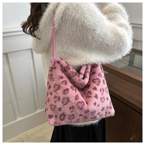 Dettaglio della borsa tote in peluche rosa con motivo leopardato a cuori e morbida pelliccia