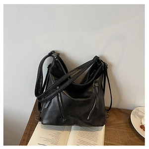 Vue détaillée du sac cabas en cuir PU noir avec doubles fermetures éclair verticales fonctionnelles
