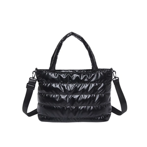 Glänzende schwarze gesteppte Puffer-Tasche mit verstellbarem Schultergurt für den Winter