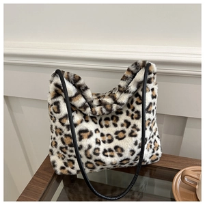 Dettaglio della borsa tote in peluche leopardata con morbida pelliccia sintetica