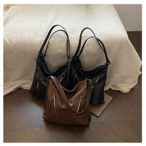Détail du sac cabas en cuir de qualité avec doubles fermetures éclair en noir et marron