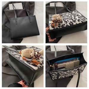 Λεπτομερής προβολή της μεγάλης τσάντας tote με μαύρο δέρμα, βελούδο λεοπάρ και εσωτερικό χώρο