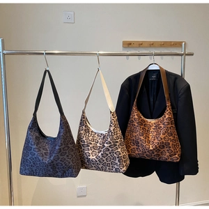 Tre borse hobo alla moda con stampa leopardata in grigio, beige e marrone su grucce