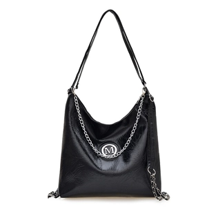Minimalistische zwarte tote tas met zilveren ketting en cirkelvormig M-logo detail