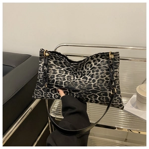 Detalle de bolso con estampado de leopardo con cadena elegante y textura suave premium