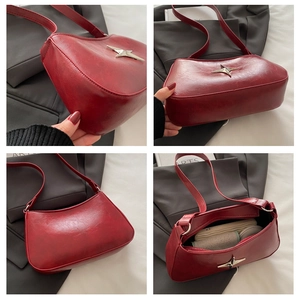 Détails du sac sous le bras en cuir bordeaux avec étoile argentée et capacité intérieure