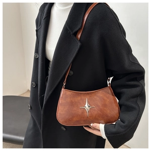 Gros plan du sac croissant marron vintage avec détail d'étoile sur cuir synthétique