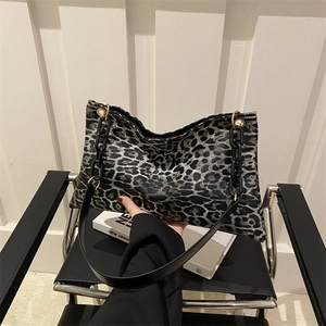 Bolso de hombro con estampado de leopardo y cadena negra para un estilo urbano moderno