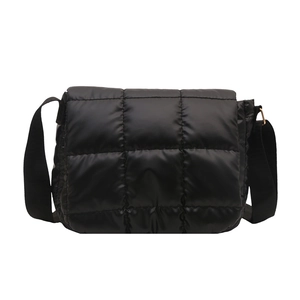Elegante borsa a tracolla trapuntata nera con texture imbottita e cinturino regolabile