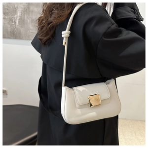 Detail der weißen Leder-Schultertasche mit goldener Schnalle und Knotengurt