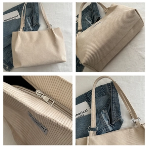 Dettaglio borsa tote in velluto a coste beige con anelli in metallo e etichetta moda