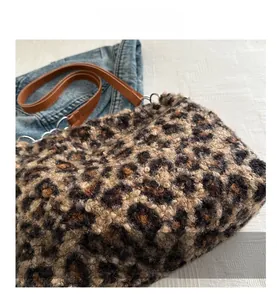 Detailaufnahme der Umhängetasche mit Leopardenmuster, Kunstfell und braunem Lederriemen