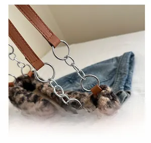 Detail der Totebag mit Leopardenmuster, Kunstpelz, braunem Ledergriff und Silberringen