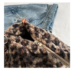 Detailaufnahme des glatten Silberreißverschlusses an der schicken Leopard-Plüschtasche