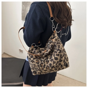 Detail einer flauschigen Tasche mit Leopardenmuster, Textur und Metall-Schulterkette