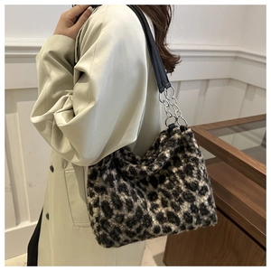 Tragefoto der Schultertasche mit Leopardenmuster, Kunstpelz und Metallkette