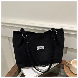 Dettaglio della borsa shopper in velluto nero con etichetta Fashion Instinct