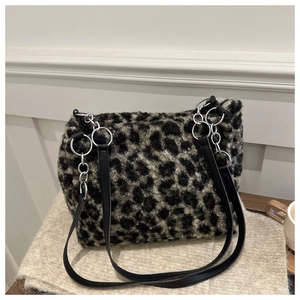 Detail der Totebag mit Leopardenmuster aus Kunstpelz und Kette auf beige Matte