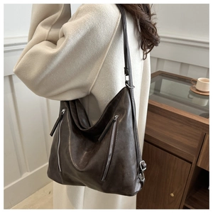 Dettaglio della borsa tote vintage in ecopelle marrone scuro con cerniere in argento