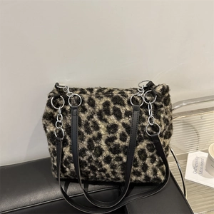 Shopper-Tasche mit Leopardenmuster aus Kunstpelz und Kette aus schwarzem Leder