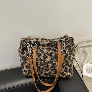 Leopardenmuster Plüsch-Shopper mit braunen Lederriemen und silbernen Metallkettenringen