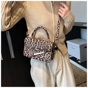 Vue détaillée du sac léopard avec chaîne dorée et boucle métallique élégante