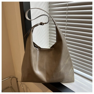 Detail van grote grijze shopper van mat PU-leer met verstelbare riem met gesp